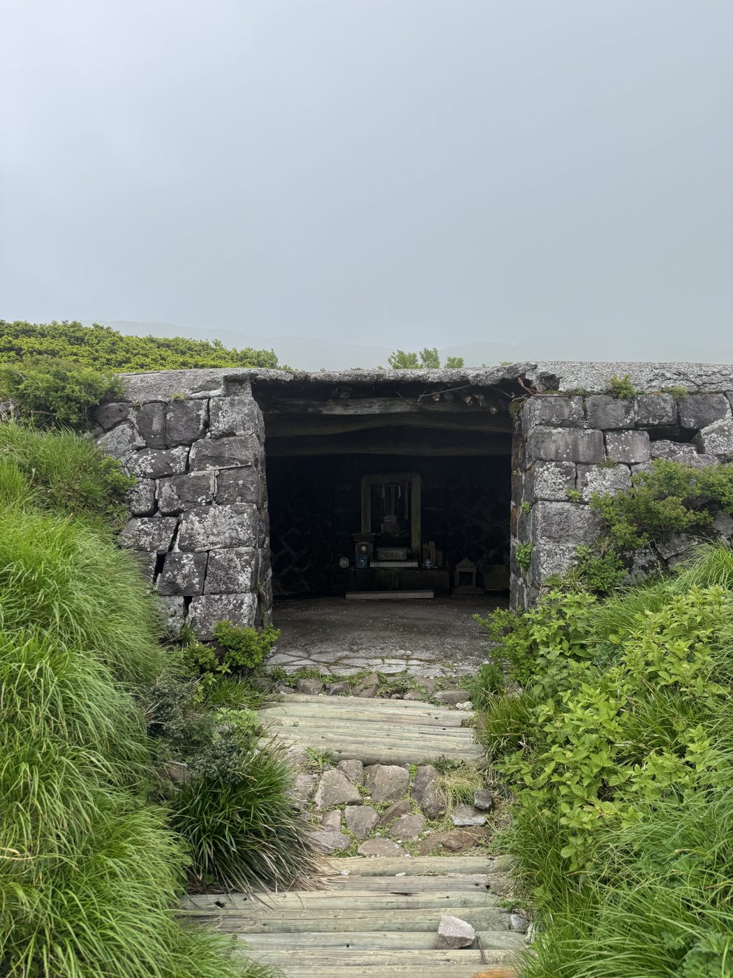 頂上付近の石室。静かに山を見守っている